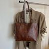 2025 New Retro Textured Women's Versatile Tote Bag - Large Capacity Shoulder Bag for Class and Commuting