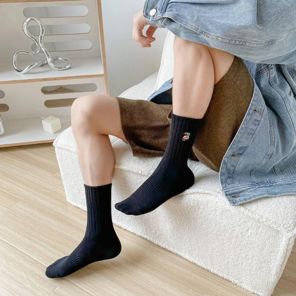 Men's Mid-Tube Sweat-Absorbent Deodorant Street Sports Socks: Black & White Retro American Cartoon Style for Couples