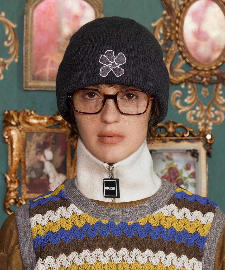 UNALLOYED Flower Beanie / Charcoal