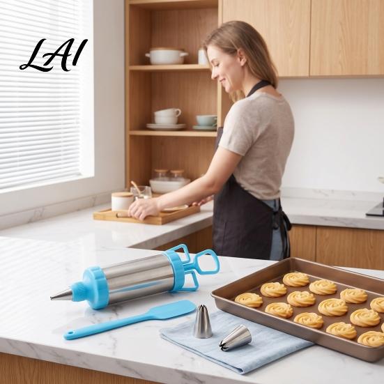 Handheld Frosting Applicator Stainless Steel Cake Icing Dispenser Set Reusable Baking Tools with Scraper And Detachable Replaceable Nozzles,
