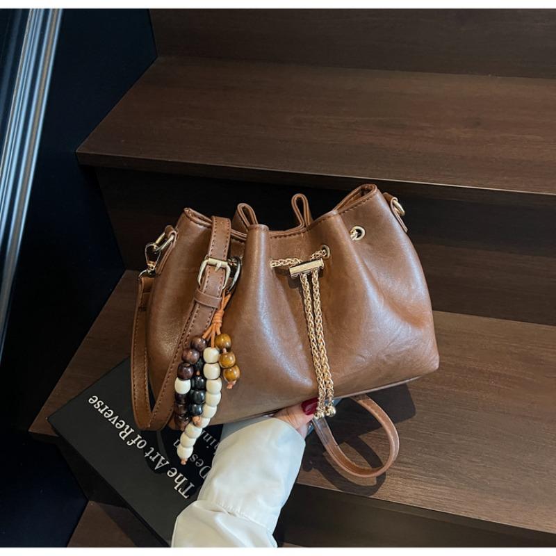 Niche design drawstring portable bucket bag women's new autumn and winter retro fashion commuter shoulder messenger bag