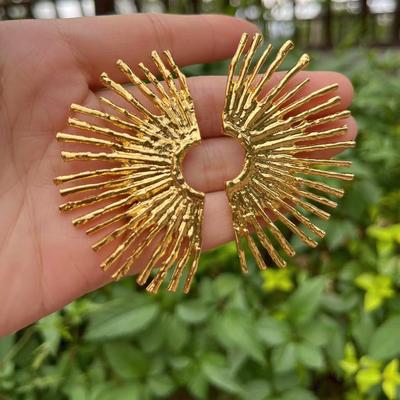 Vintage Goldfarbene Ohrringe Frau Fächerförmige Stecker