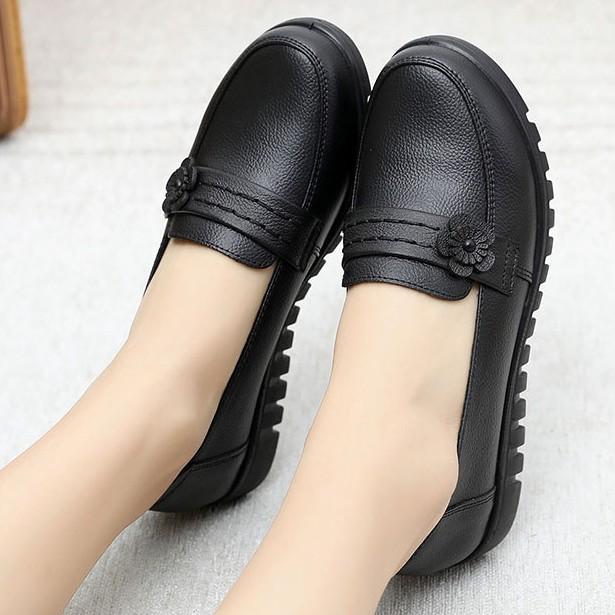 Vår och höst mammaskor mjukt läder mjuk sula bekväma enkelskor i äldre damers skor mormor platta halkfria arbetsskor