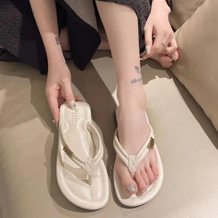 Fashion Women's flip flops for summer fashion 2025 new flat bottomed toe clip on internet famous sandals beach shoes
