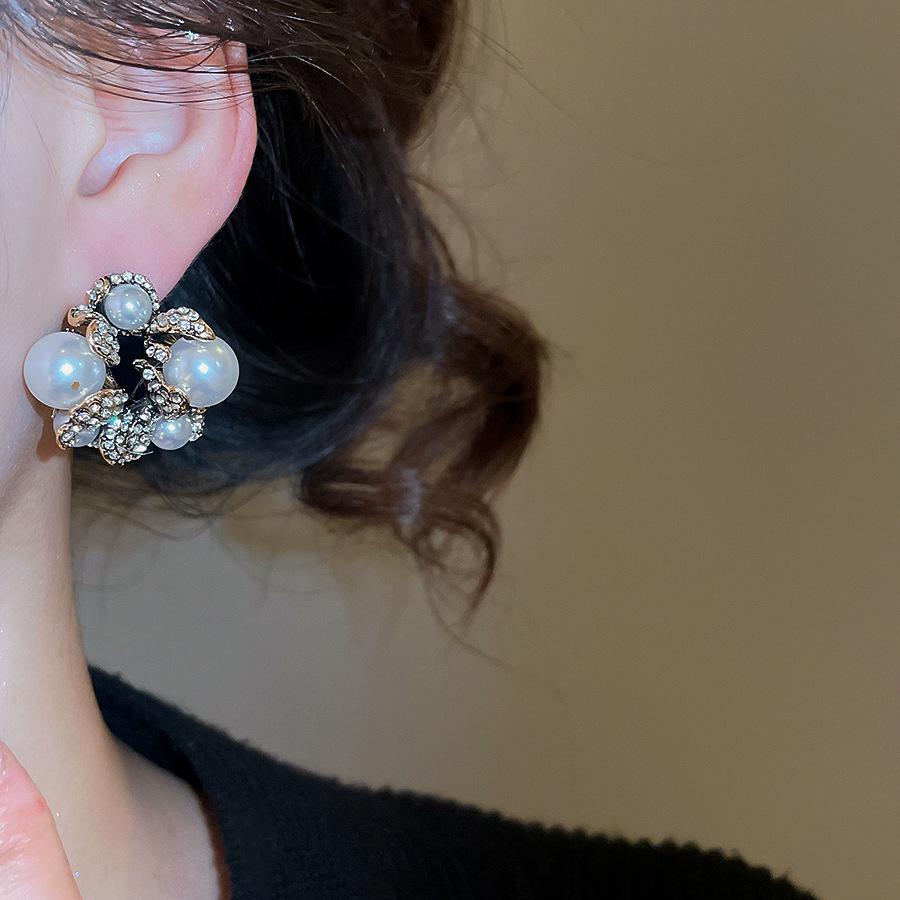 Silver Needle Vintage-Style Geometric Flower Pearl Earrings with Diamonds - Luxurious and Fashionable Ear Studs