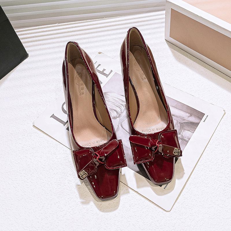 

Туфли на высоком каблуке с квадратной головкой, толстый каблук 7 см, сексуальные, весна 2025, новые женские туфли из лакированной кожи с красным бантом, французские одинарные туфли 34 бордовый