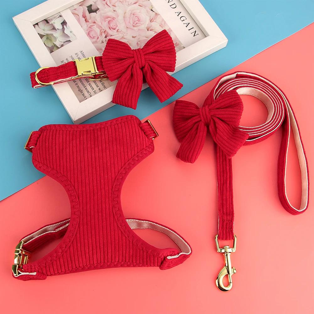 3 ks Sada obojku a postroje pro psy s vodítkem Prodyšné postroje pro psy Měkký sametový obojek pro štěňata s mašlí Vodítko pro psy Pugs