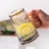 Stilvolles Glas mit Deckel und Strohhalm