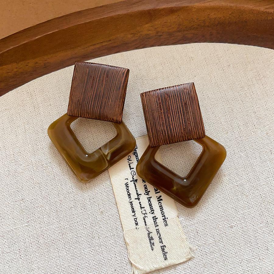 European and American Silver Needle Geometric Wood Pleated Stud Earrings Cool Dark Wind Earrings Light Luxury High-end Earrings