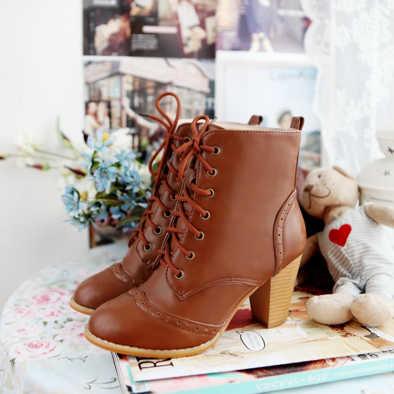 Dámské krátké kozačky na vysokém podpatku, módní a retro britský styl vyřezávané tlusté podpatky, jednobarevné kozačky