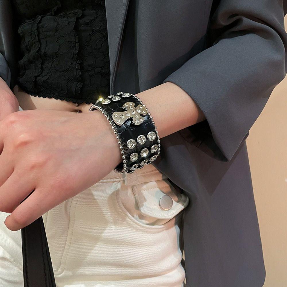 Hip-Hop Pu Leather Bracelet Adjustable Cross Bangle Shiny Rivet Cuff  Jewelry Accessories
