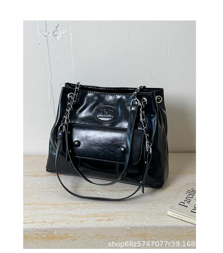 

2025 Korean version of women s tote bag simple solid color foreign style large capacity shoulder bag new fashion commuter messenger bag чорний