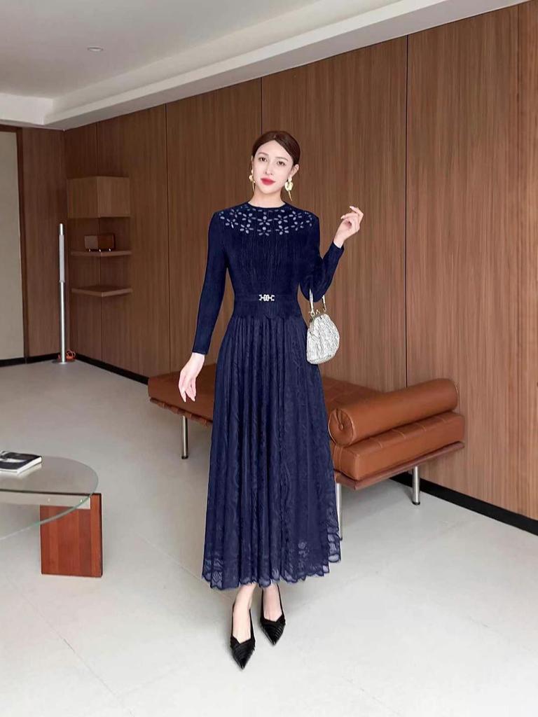 Velvet Plus Size Long Dress with Hollow Lace – Elegant, Slimming, and European-American Style
