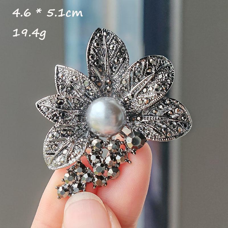 Wysokiej klasy korsarz w kolorze czarnej perły, przypinka broszka, akcesoria odzieżowe