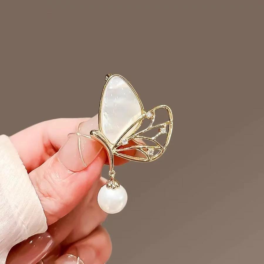 Ruyi Pipa Brooch: Elegant Classic Pearl Pin for Women’s Cheongsam
