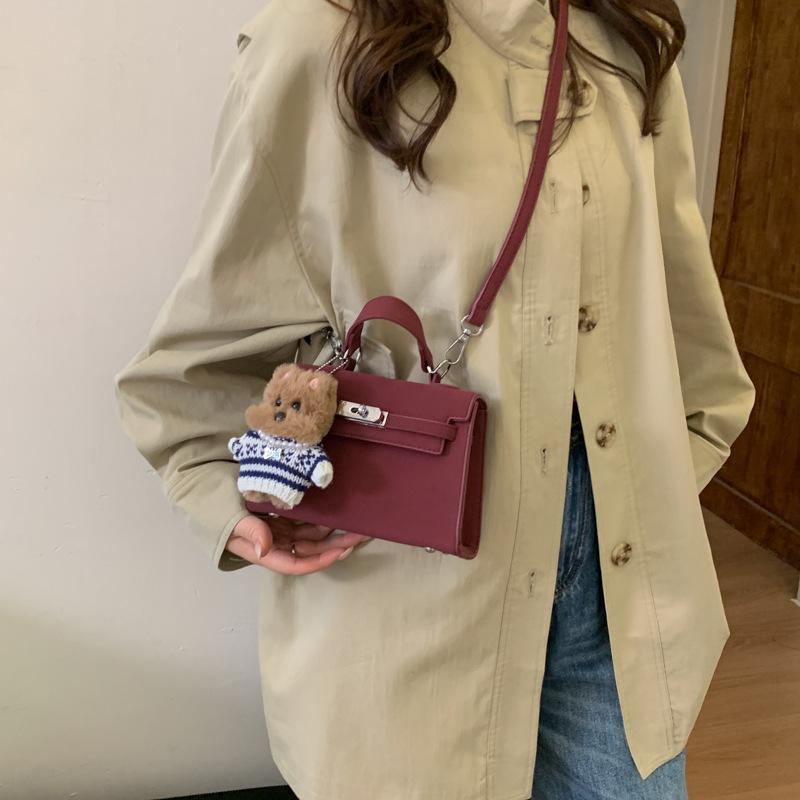 Retro Small Bag Women's Autumn and Winter Versatile 2025 New Simple Fashion Messenger Bag Women's Portable Work Small Square Bag