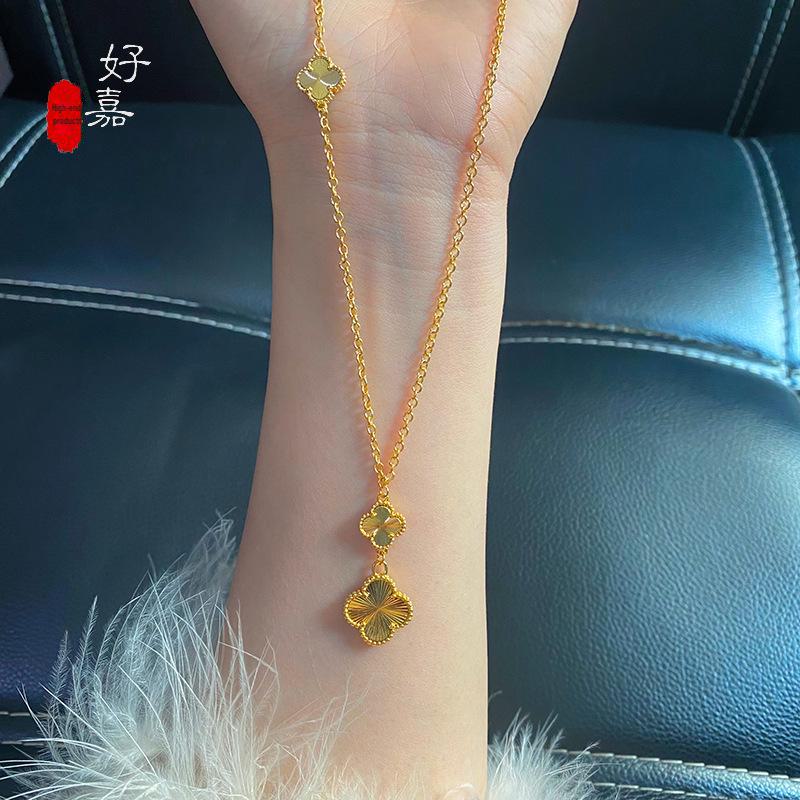 Pozłacany miedzią naszyjnik obojczykowy z czterolistną koniczyną - Elegancki trzykwiatowy design dla kobiet