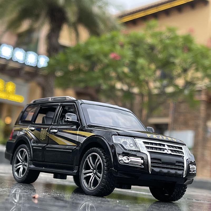 

1:32 Mitsubishis PAJERO SUV Alloy Car Model Diecast & Toy Vehicle Metal Car Model Collection Sound and Light Simulation Kid Gift