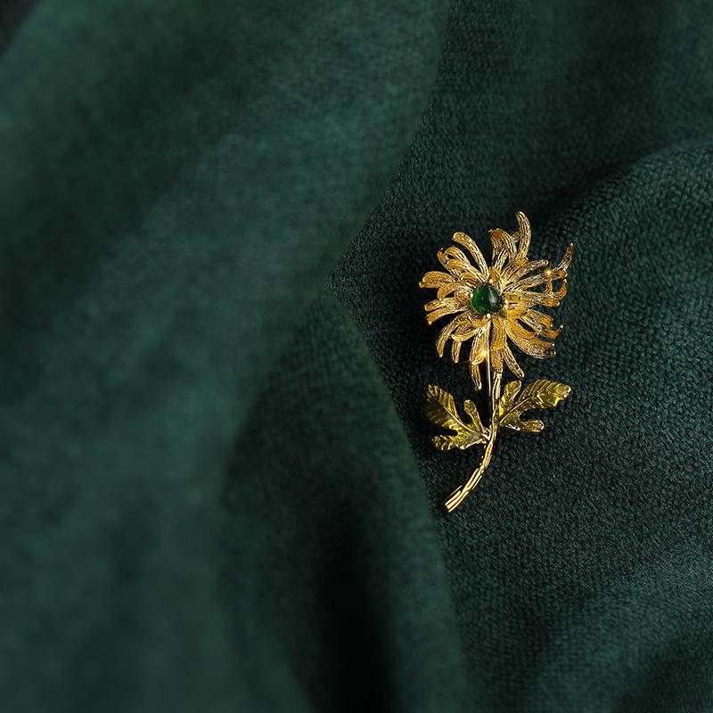 Dilly Snow Vintage Green Chalcedony Daisy Brooch - Elegant Floral Pin Accessory