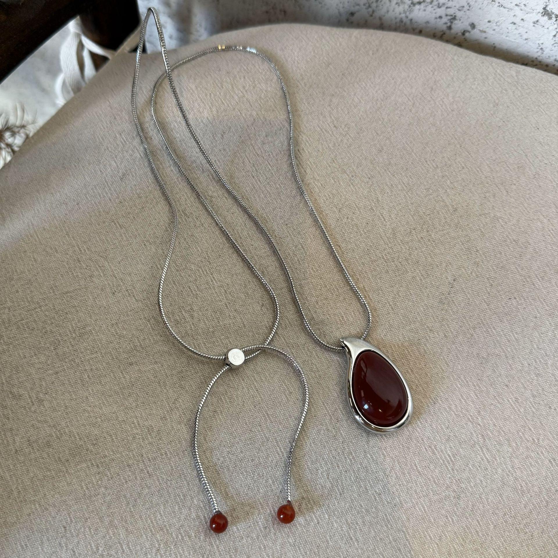 

Wenss Кулон-крапля з червоного агату та смоли, довге намисто з ланцюжком-светром кольору мерло