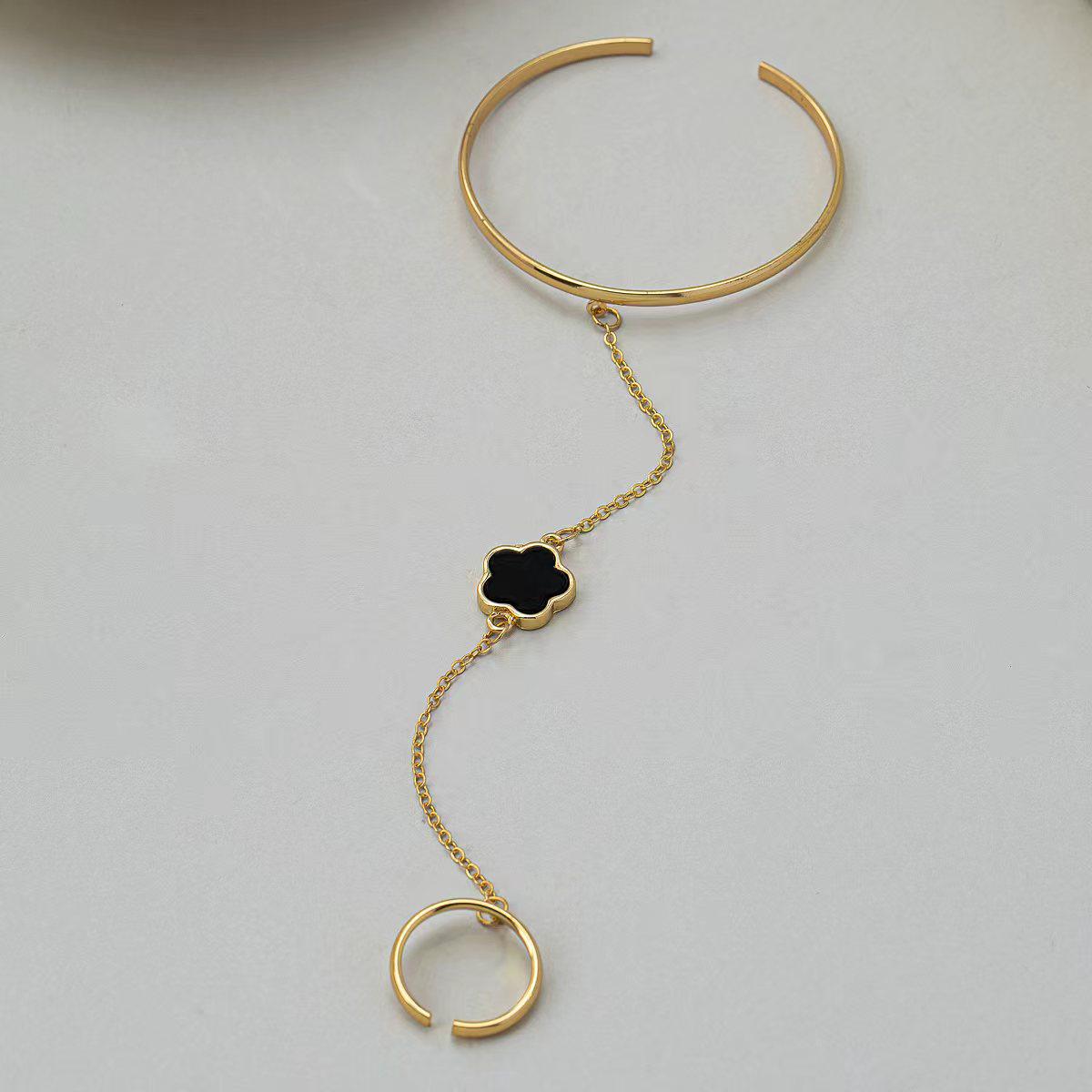 

Cross-Border Lucky Five-Petal Flower Finger Bracelet with Four-Leaf Clover Design чорний