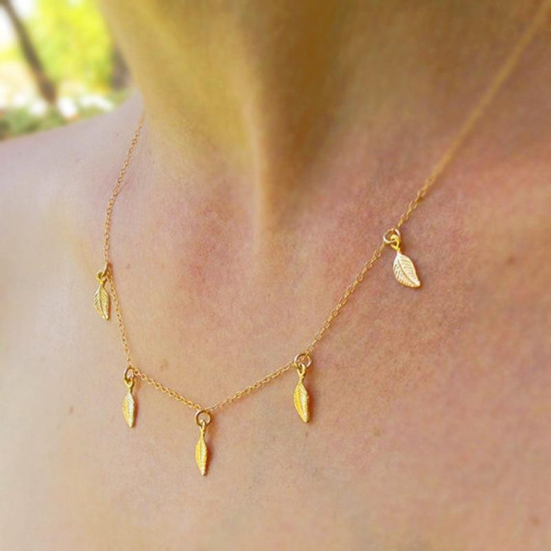 

Fashion popular Mori collarbone chain accessories women, simple alloy small leaf pendant necklace срібний