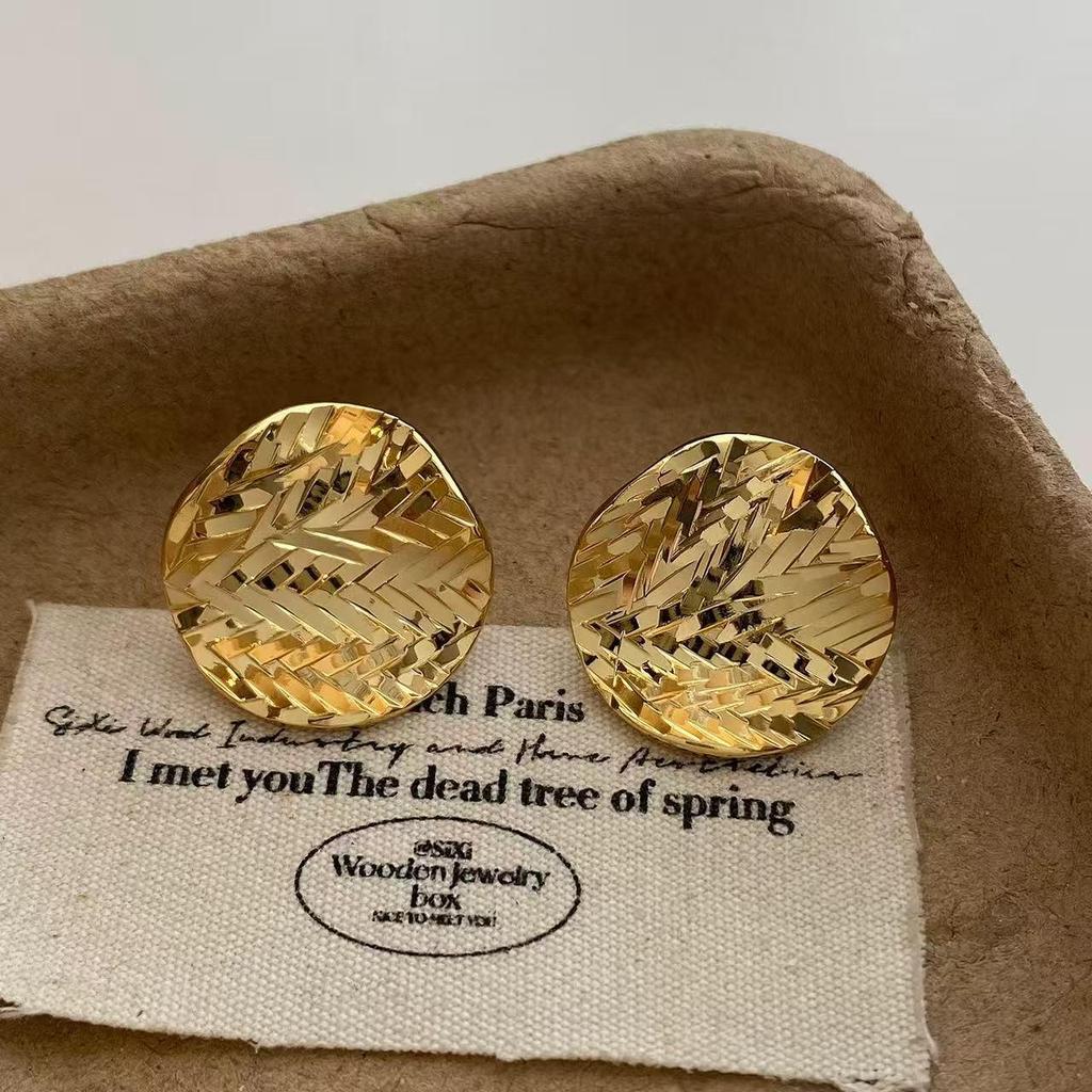 High-End European & American Geometric Ear Cuffs: Elegant, Versatile Stud Earrings with Light Luxury and Unique Design.