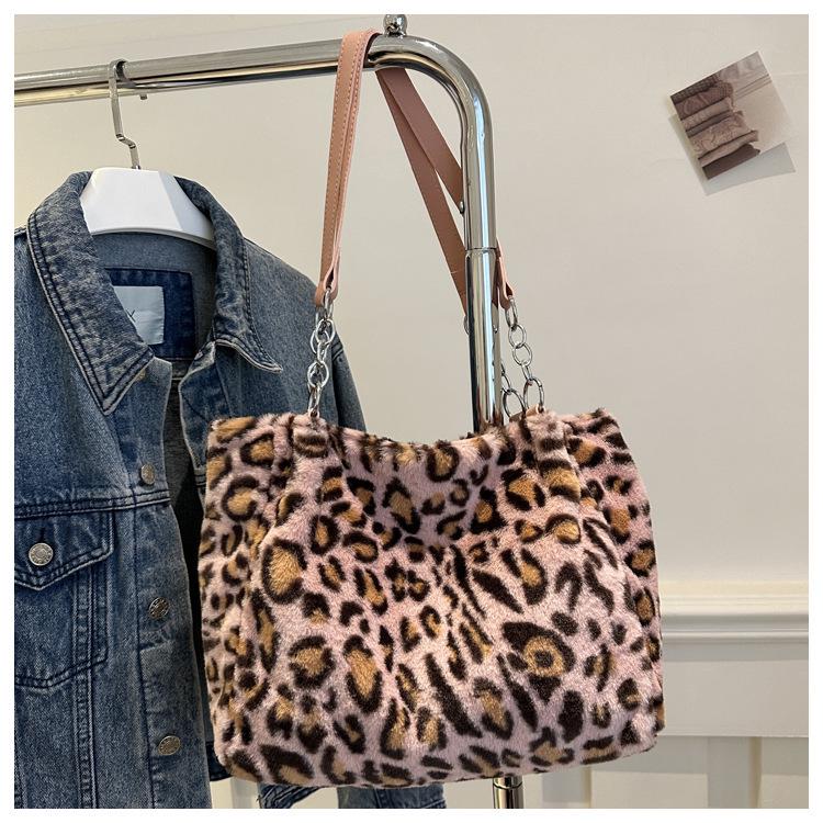 Trendy Leopardia Plyšová Reťazová Taška cez Rameno: Štýlový, Všestranný a Neformálny.