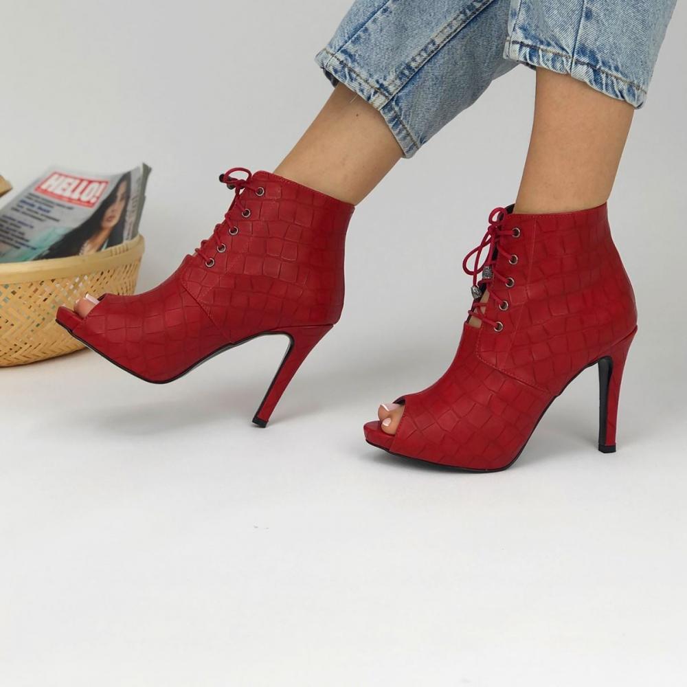 

Женские красные туфли на каблуке из крокодиловой кожи