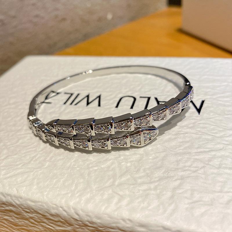 

Европейский и американский стиль, позолоченный циркониевый браслет-линейка для женщин 2024