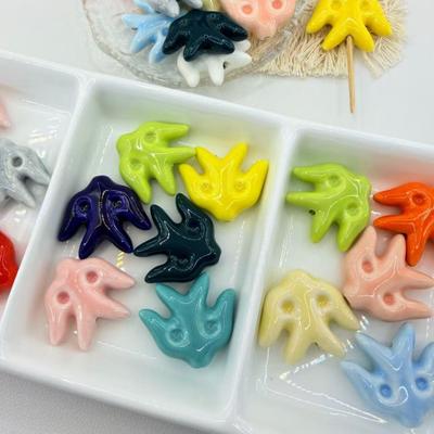 Bunte Schwalben Keramikperlen für DIY-Accessoires, Anhänger, Charms, Handykettchen und handgefertigten Schmuck.