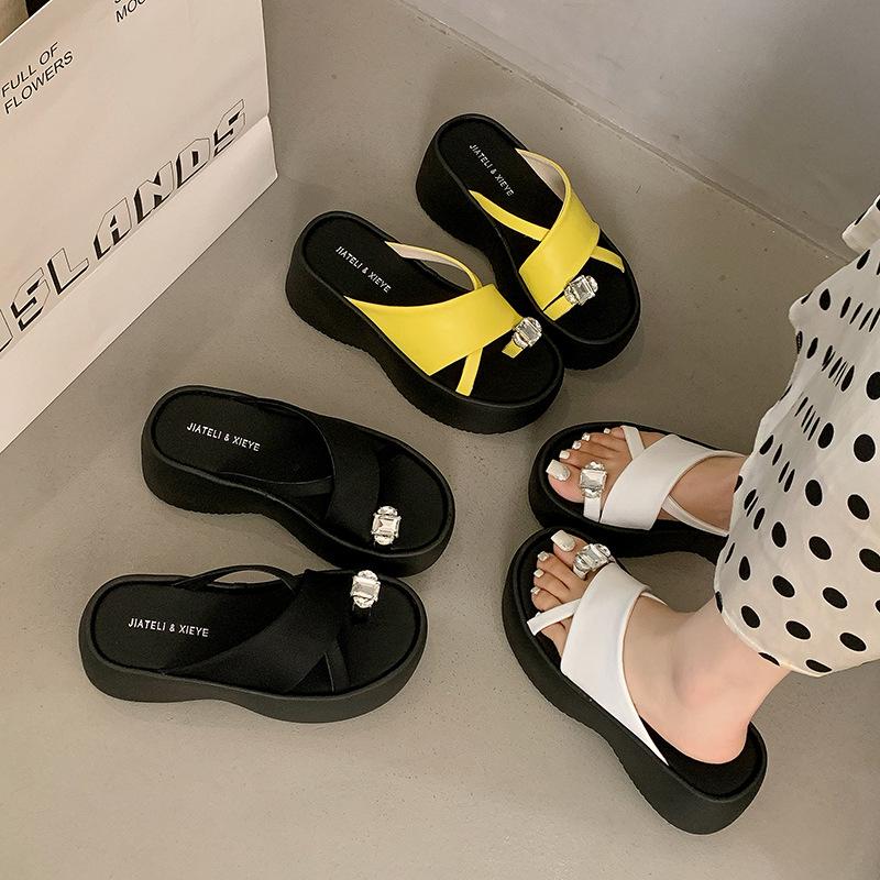 Muffin bottom slippers women's 2025 new outer wear fashionable summer fashionable high sense beach toe thick bottom sandals