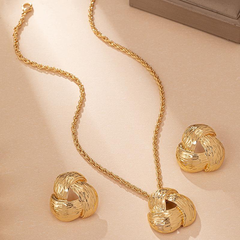 Modisches Set aus Halskette und Ohrringen