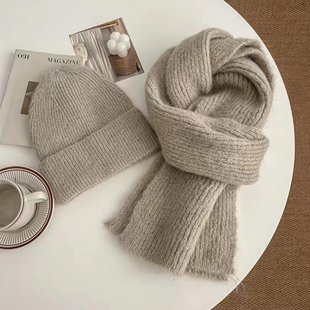 

Комплект из красного шерстяного шарфа и шапки: Уютный трикотаж для осени и зимы хаки