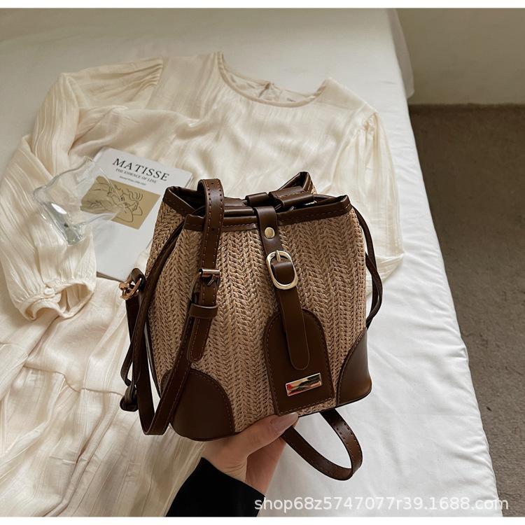 

Contrasting color woven bucket bag Korean version 2025 new fashion messenger bag straw woven niche retro versatile messenger bag women