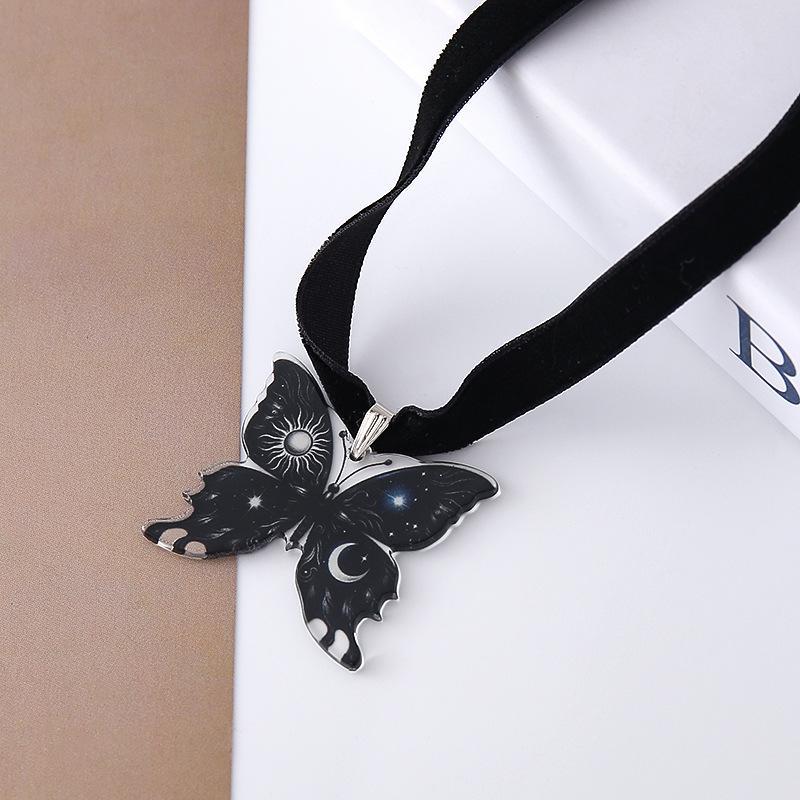 Βελούδινο Γοτθικό Κολιέ: Σκελετός Πεταλούδας, Κρεμαστό Φεγγάρι και Ήλιος με Έναστρο Ουρανό