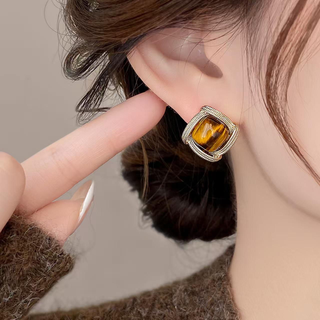 Coffee Gold Geometric Earrings: Light Luxury & High-End Design, 2025 Trendy Earrings for Women