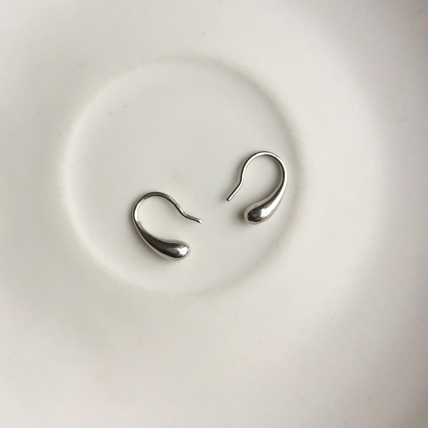 

Нишевый дизайн в форме капли воды, продвинутое чувство, холодный ветер, короткие волосы, персонализированные серьги-гвоздики, модные и универсальные серьги 925 silver