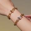 Qiong Yao U-förmiges vergoldetes Edelstahl-Schmuckset: Zirkonia Ohrringe, Halskette & Armband.