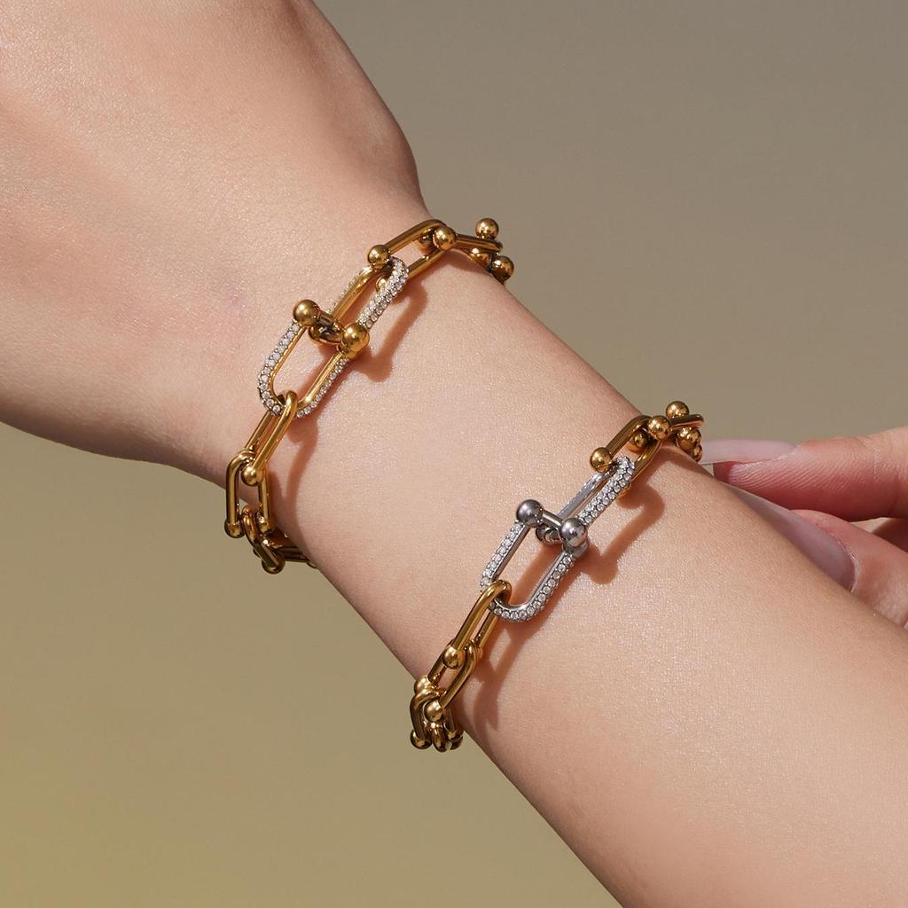 Qiong Yao U-förmiges vergoldetes Edelstahl-Schmuckset: Zirkonia Ohrringe, Halskette & Armband.