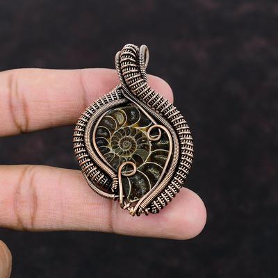 Pendente Fossile di Ammonite Avvolto in Filo di Rame Pendente Fatto a Mano Bellissimo Gioiello in Rame Pendente con Pietra Preziosa Regalo Per Lei Gioiello di Design