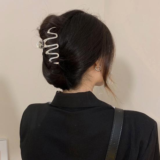 Haarklammer im französischen Stil mit gekreuzten Zähnen, Federdesign, enge, unregelmäßige Wellenform, große Haarspange