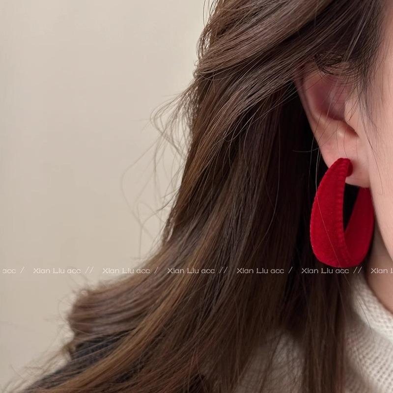 Face-sized Earrings, Autumn and Winter Flocking Ring Earrings, Women's New Popular Stud Earrings, Niche Hong Kong Style Earrings