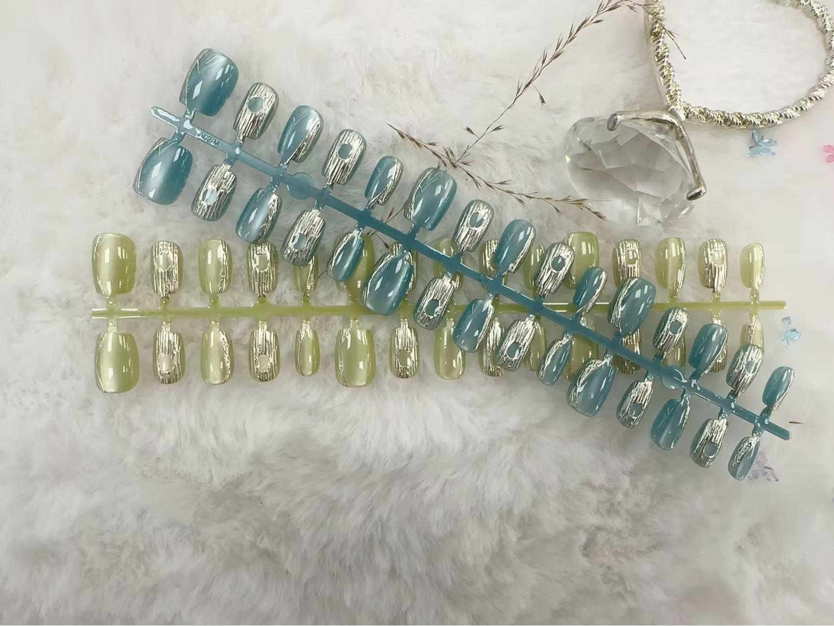 

30-Piece Set of Handmade Gold-Plated Cat Eye Press-On Short Nails