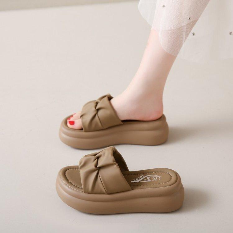 Thick-soled cool slippers for women's summer wear 2025 new fashion high-end beach sandals, non-slip for pregnant women