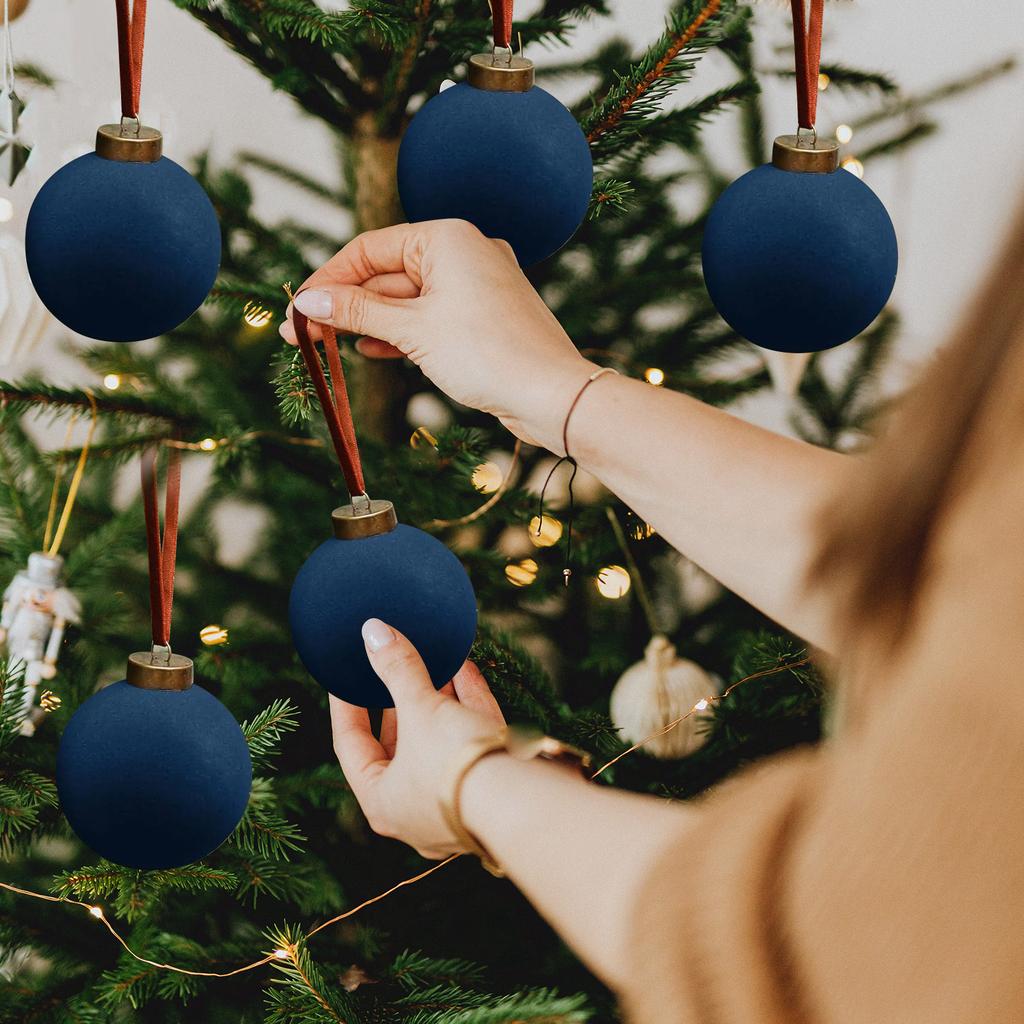 Vánoční ozdoby, Sada vánočních koulí červená, zelená a zlatá, Nerozbitná sada vánočních ozdob k zavěšení na stromek