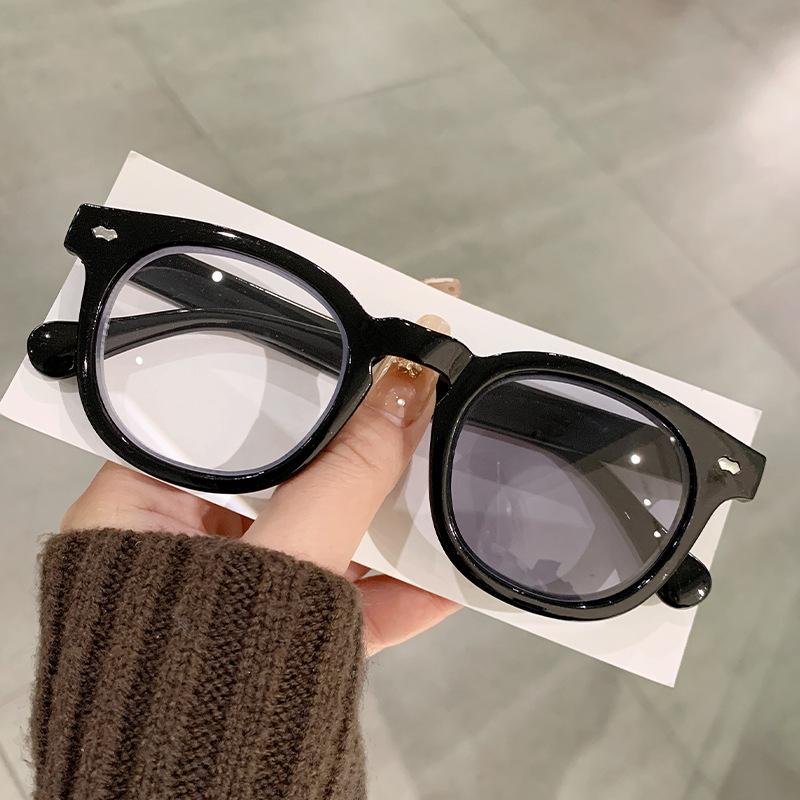 

Presbyopia Color-Changing Anti-Blue Reading Glasses Men S And Women S Frames, High Value And Thin Fashion Models, Light-Sensitive Color-Changing R Gray flat light