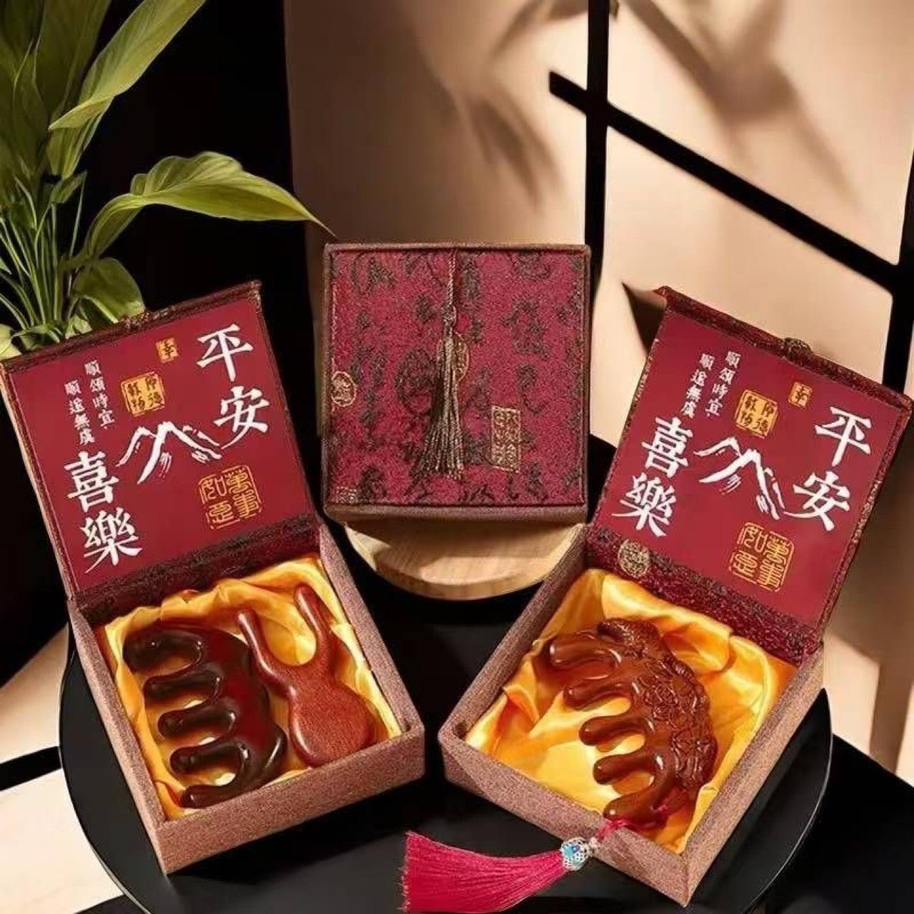 

Chinese-Style Sandalwood Comb: Elegant Gift for Mother s Day, Women s Day, and Special Occasions Gift Box with Comb and Peace & Joy