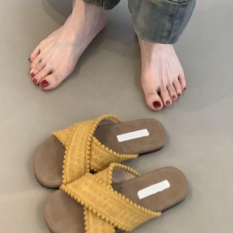 2025 New Flat-bottomed Crossed Slippers for Women To Wear Seaside Vacation Leisure Beach with Skirt One-word Slippers