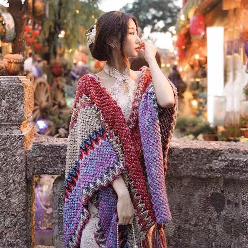 Handgestrickter Schal und Klimaanlagen-Cape im Ethno-Stil mit Quasten